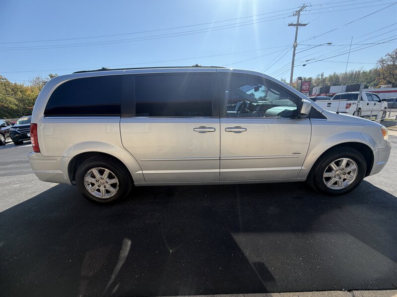 2008 Chrysler Town and Country Touring - Photo 17 - Canton, OH 44707
