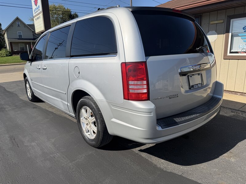 2008 Chrysler Town and Country Touring - Photo 14 - Canton, OH 44707
