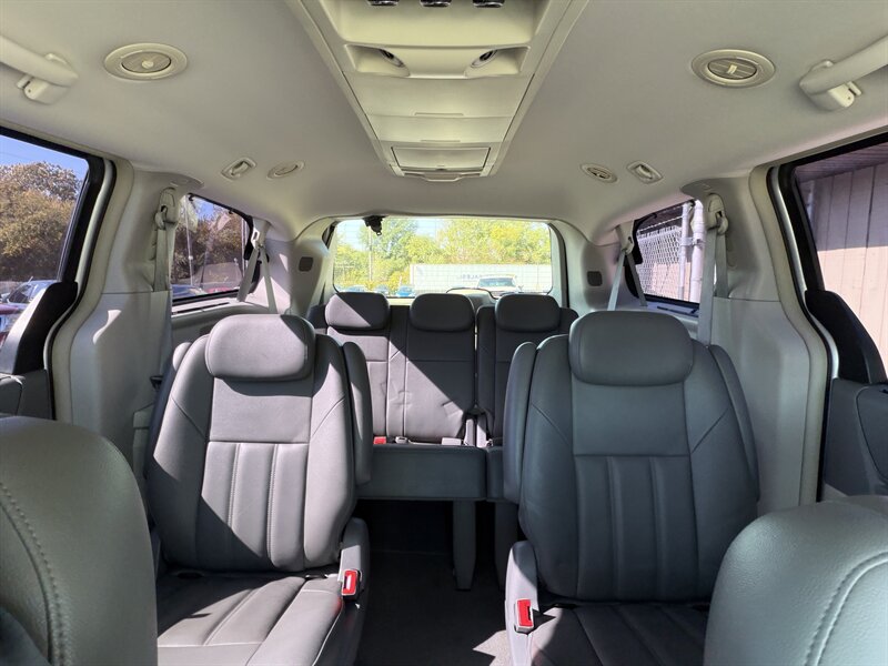2008 Chrysler Town and Country Touring - Photo 11 - Canton, OH 44707