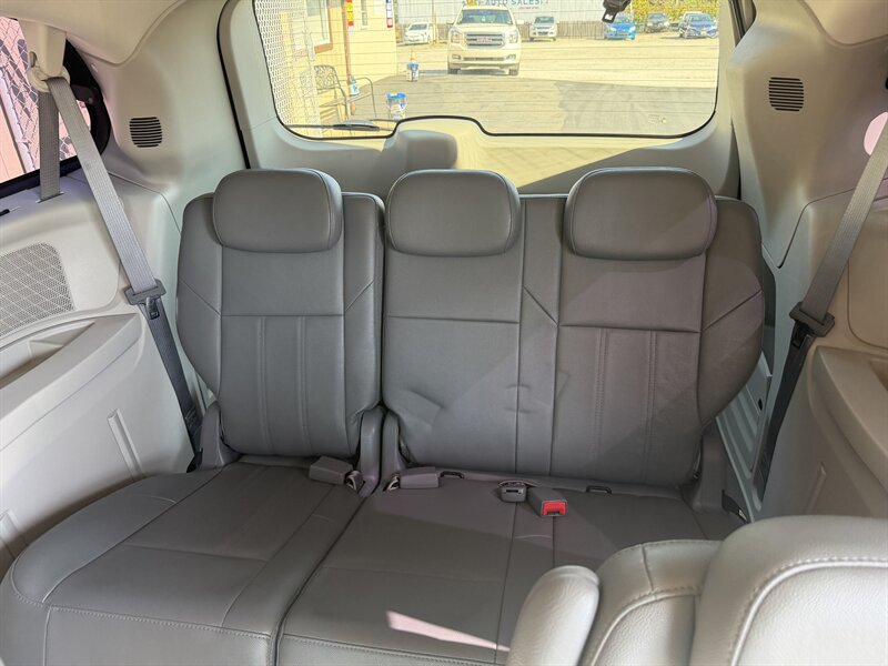 2008 Chrysler Town and Country Touring - Photo 13 - Canton, OH 44707
