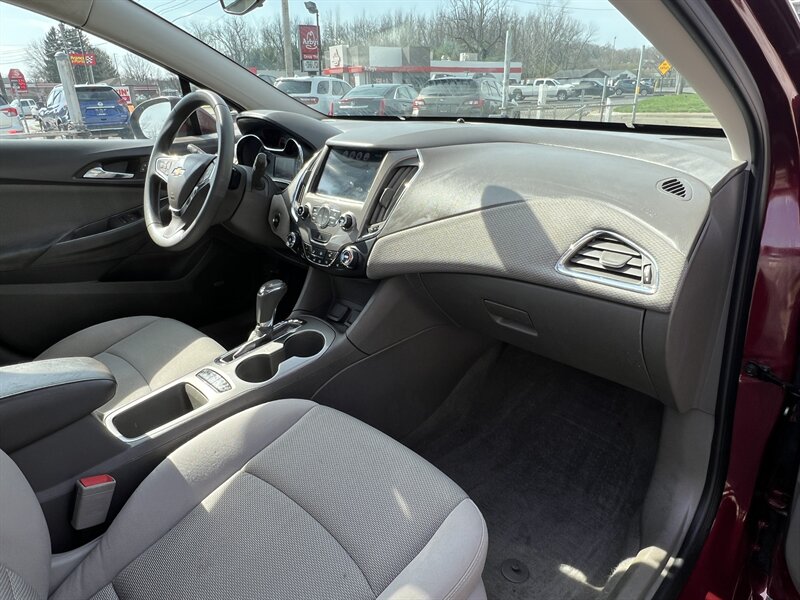 2016 Chevrolet Cruze LT Auto - Photo 18 - Canton, OH 44707