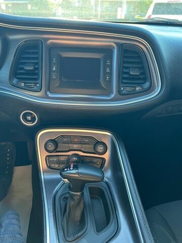 2015 Dodge Challenger SXT - Photo 5 - Canton, OH 44707