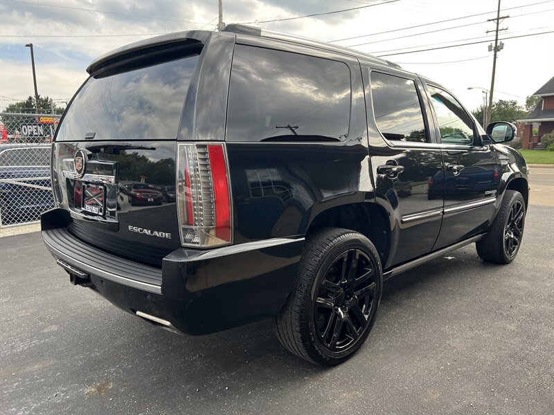 2012 Cadillac Escalade Premium - Photo 19 - Canton, OH 44707