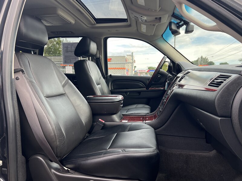2012 Cadillac Escalade Premium - Photo 23 - Canton, OH 44707
