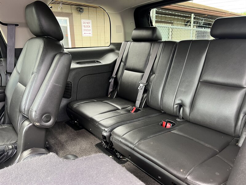 2012 Cadillac Escalade Premium - Photo 15 - Canton, OH 44707