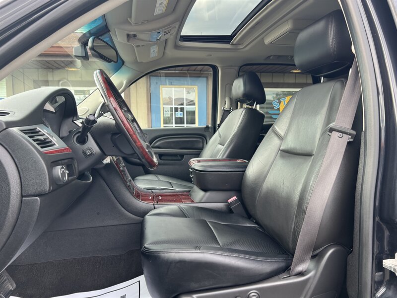 2012 Cadillac Escalade Premium - Photo 6 - Canton, OH 44707