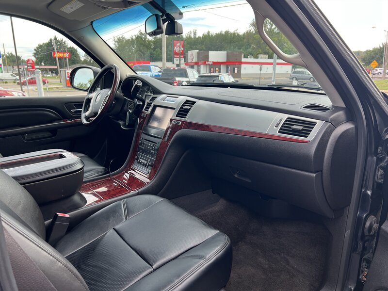 2012 Cadillac Escalade Premium - Photo 22 - Canton, OH 44707
