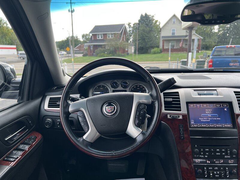 2012 Cadillac Escalade Premium - Photo 14 - Canton, OH 44707
