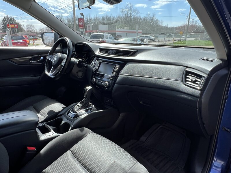 2020 Nissan Rogue SV - Photo 17 - Canton, OH 44707