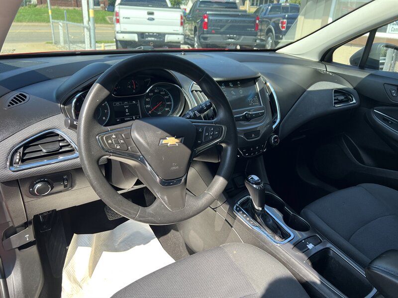 2018 Chevrolet Cruze LT Auto - Photo 4 - Canton, OH 44707