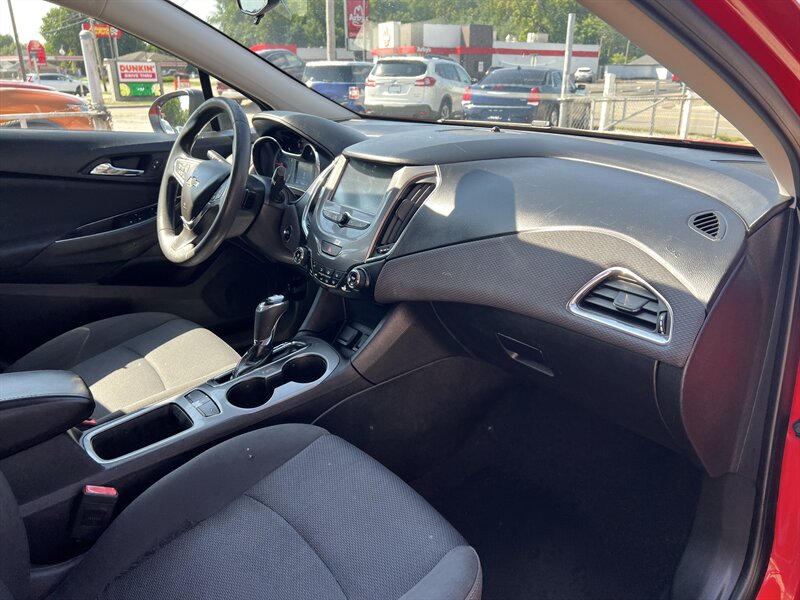 2018 Chevrolet Cruze LT Auto - Photo 15 - Canton, OH 44707