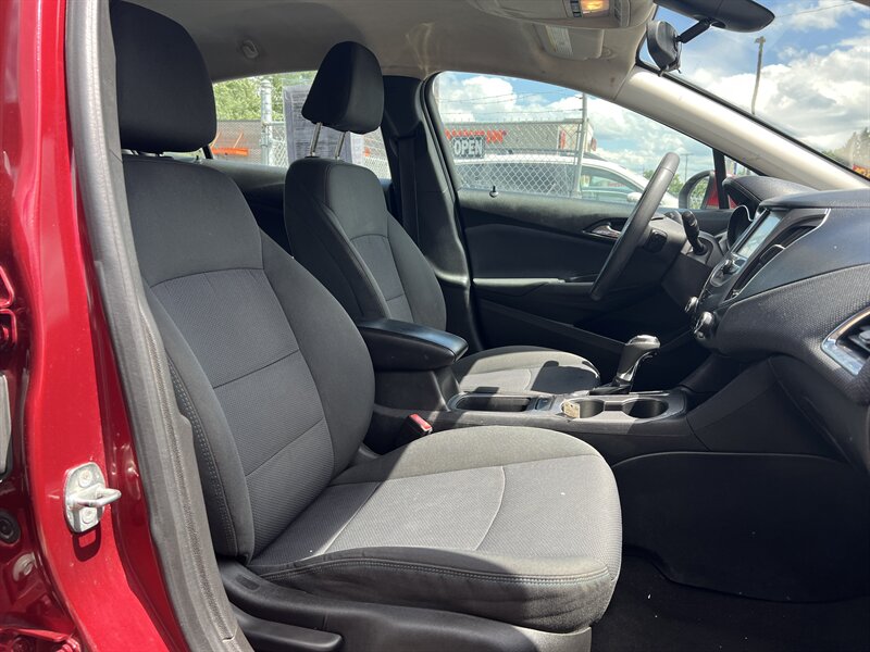 2018 Chevrolet Cruze LT Auto - Photo 16 - Canton, OH 44707