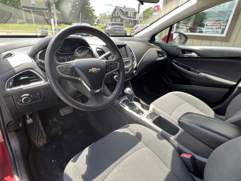 2018 Chevrolet Cruze LT Auto - Photo 6 - Canton, OH 44707
