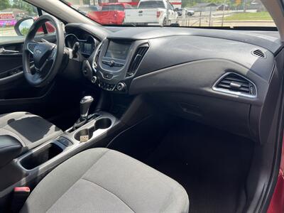 2018 Chevrolet Cruze LT Auto - Photo 17 - Canton, OH 44707