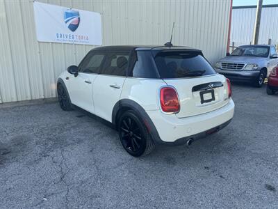 2017 MINI Cooper 5-door   - Photo 8 - Midlothian, TX 76016