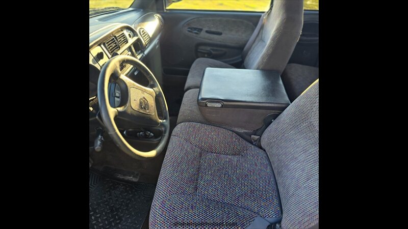 2001 Dodge Ram 2500 ST - Photo 20 - Belfield, ND 58622