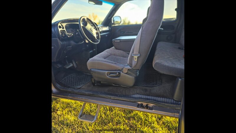 2001 Dodge Ram 2500 ST - Photo 33 - Belfield, ND 58622