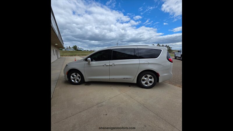 2017 Chrysler Pacifica Touring-L Plus  