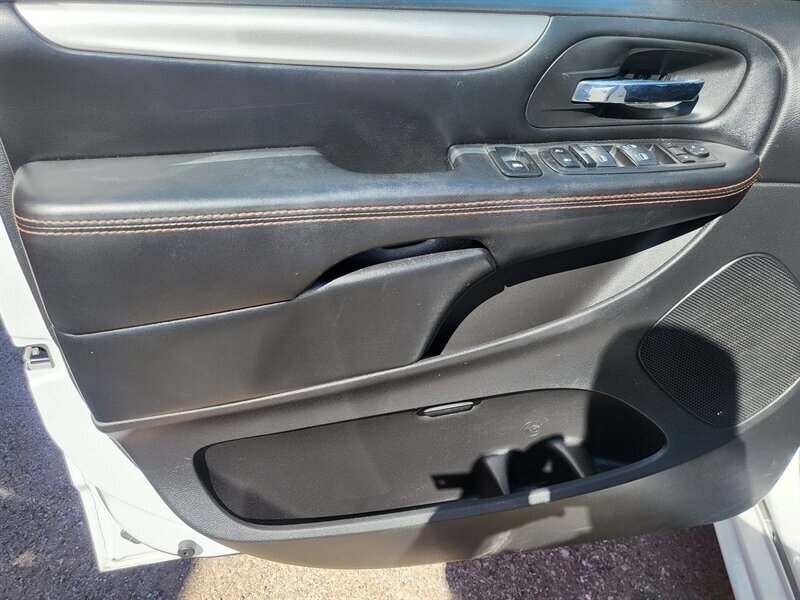 2019 Dodge Grand Caravan GT - Photo 7 - Albuquerque, NM 87107