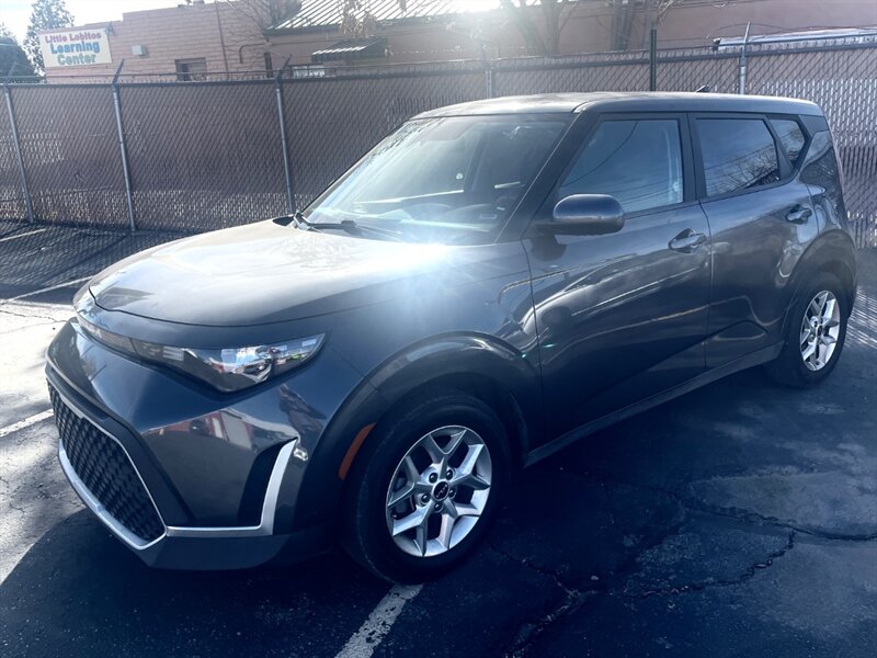 2023 Kia Soul LX's photo