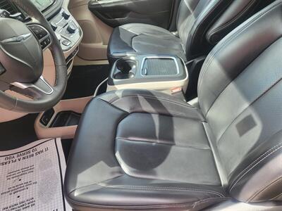 2023 Chrysler Pacifica Plug-In Hybrid Touring L   - Photo 16 - Albuquerque, NM 87107