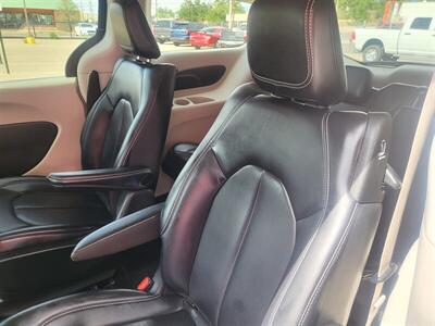 2023 Chrysler Pacifica Plug-In Hybrid Touring L   - Photo 13 - Albuquerque, NM 87107