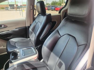 2023 Chrysler Pacifica Plug-In Hybrid Touring L   - Photo 15 - Albuquerque, NM 87107