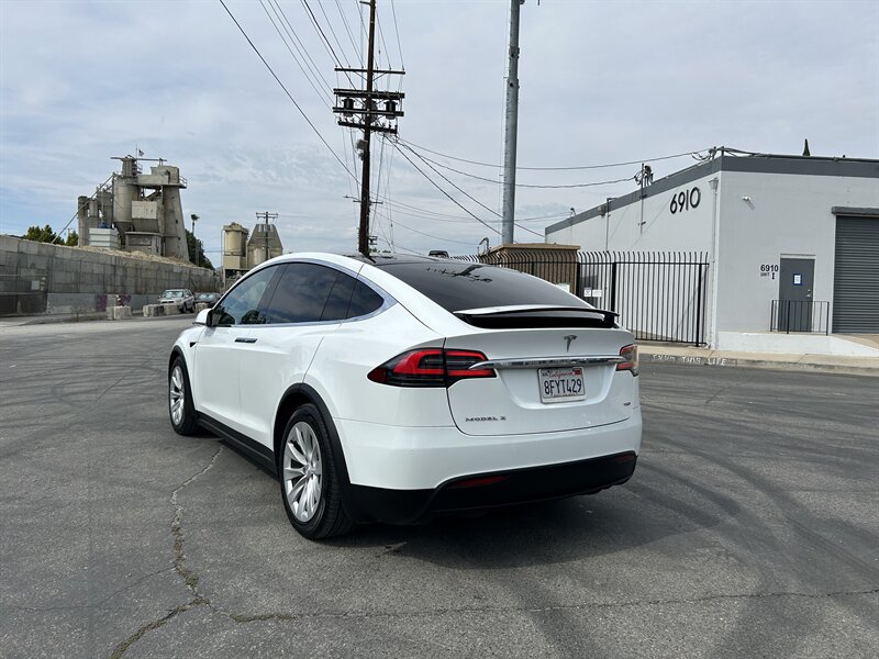 2018 Tesla Model X 75D - Photo 3 - Canoga Park, CA 91303