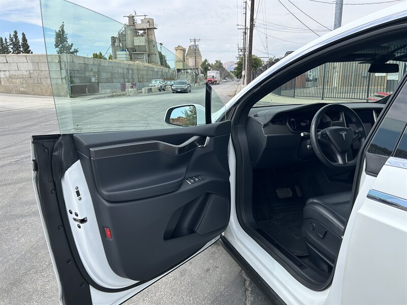2018 Tesla Model X 75D - Photo 13 - Canoga Park, CA 91303