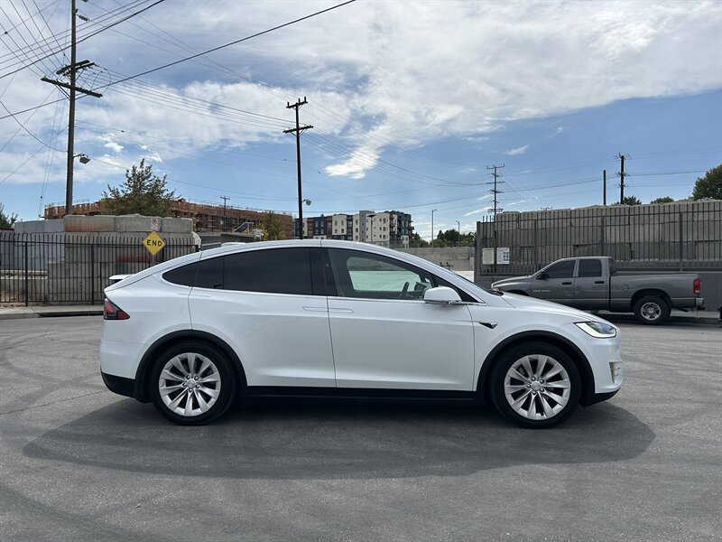 2018 Tesla Model X 75D - Photo 5 - Canoga Park, CA 91303