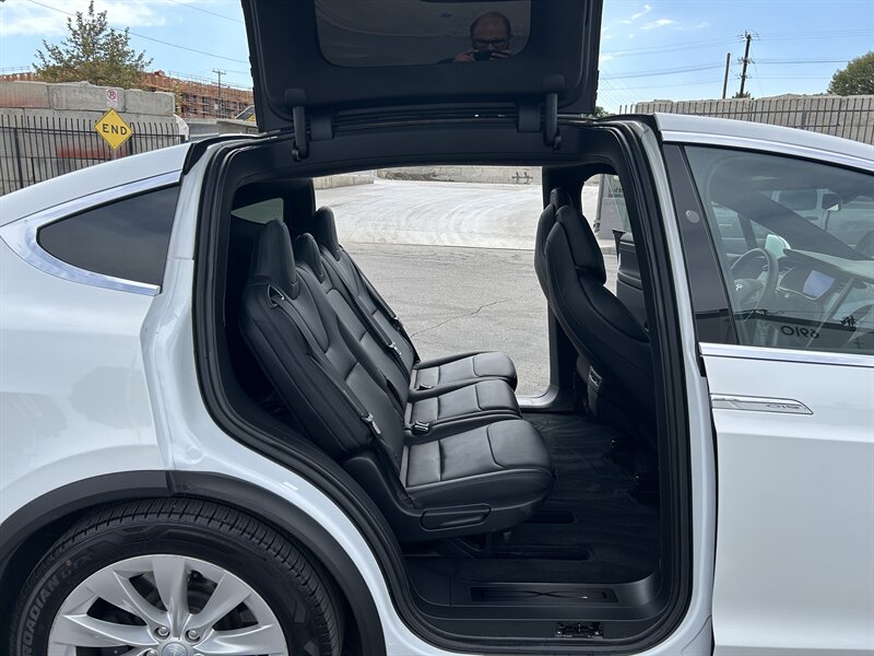 2018 Tesla Model X 75D - Photo 17 - Canoga Park, CA 91303