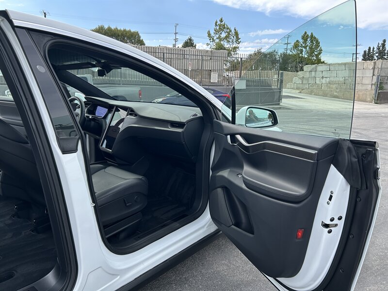 2018 Tesla Model X 75D - Photo 19 - Canoga Park, CA 91303