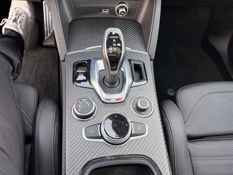 2024 Alfa Romeo Stelvio Quadrifoglio Carbon - Photo 44 - Canoga Park, CA 91303