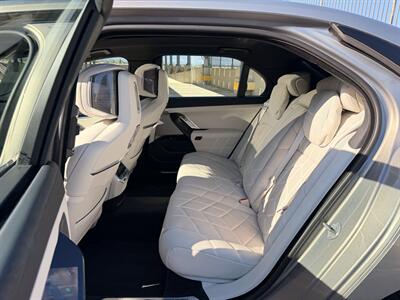 2023 BMW i7 xDrive60 - Photo 18 - Canoga Park, CA 91303