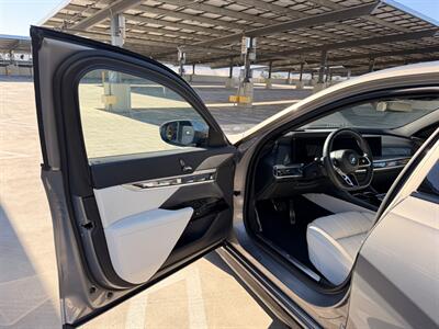 2023 BMW i7 xDrive60 - Photo 15 - Canoga Park, CA 91303