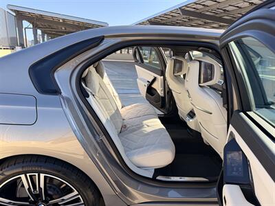 2023 BMW i7 xDrive60 - Photo 20 - Canoga Park, CA 91303