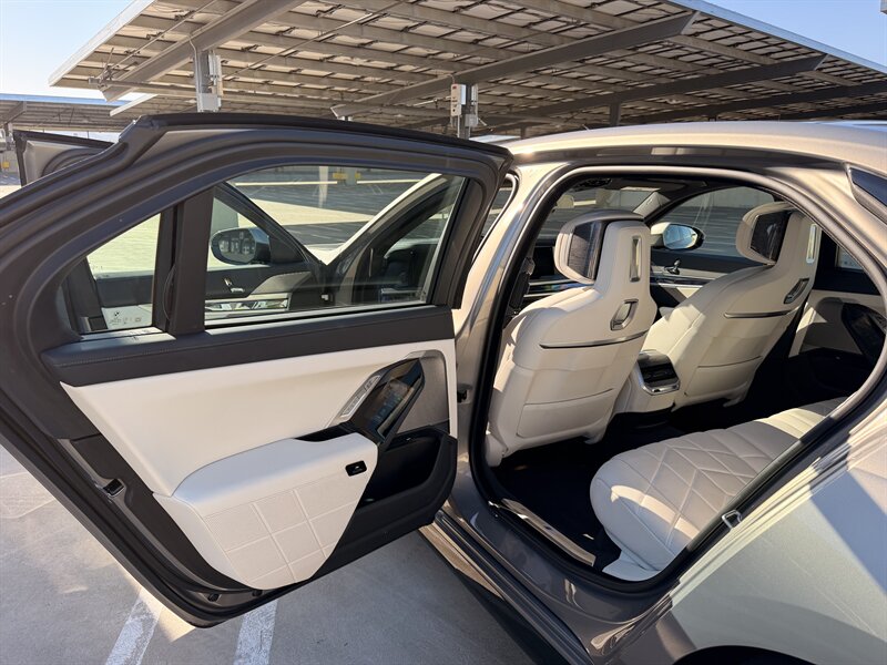 2023 BMW i7 Base - Photo 17