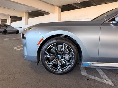 2023 BMW i7 xDrive60   - Photo 10 - Canoga Park, CA 91303