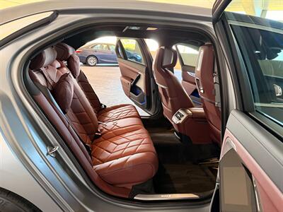 2023 BMW i7 xDrive60   - Photo 17 - Canoga Park, CA 91303