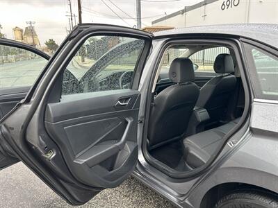 2024 Volkswagen Jetta SE   - Photo 14 - Canoga Park, CA 91303