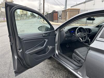 2024 Volkswagen Jetta SE   - Photo 12 - Canoga Park, CA 91303