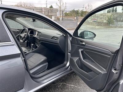 2024 Volkswagen Jetta SE   - Photo 18 - Canoga Park, CA 91303