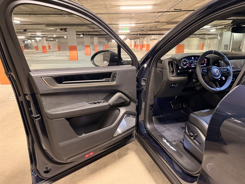 2024 Porsche Cayenne Turbo GT - Photo 19 - Canoga Park, CA 91303