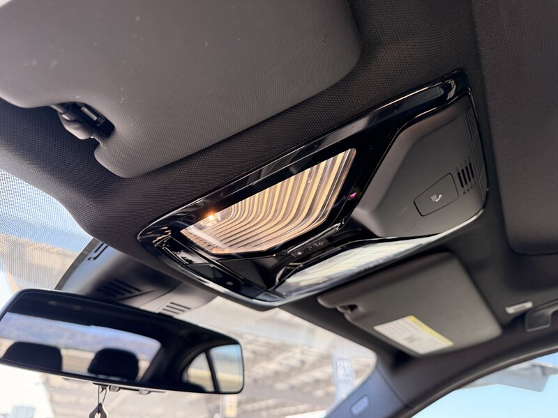 2023 BMW 3 Series 330i - Photo 43 - Canoga Park, CA 91303