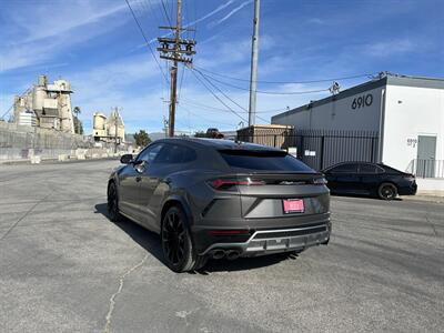 2021 Lamborghini Urus   - Photo 3 - Canoga Park, CA 91303