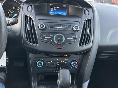 2018 Ford Focus SE   - Photo 24 - Canoga Park, CA 91303