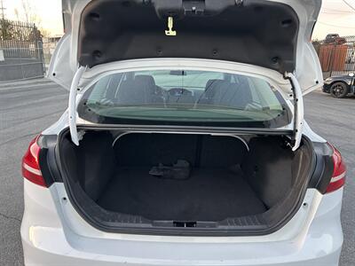 2018 Ford Focus SE   - Photo 9 - Canoga Park, CA 91303