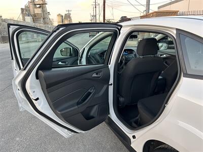 2018 Ford Focus SE   - Photo 14 - Canoga Park, CA 91303