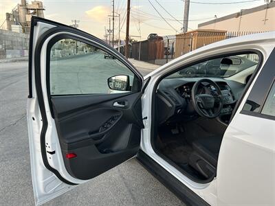 2018 Ford Focus SE   - Photo 12 - Canoga Park, CA 91303