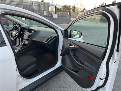 2018 Ford Focus SE   - Photo 18 - Canoga Park, CA 91303